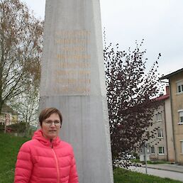Irena Plut pred spomenikom NOB v Semiču, 13. april 2019