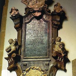 Nagrobna plošča Aloisa Josefa Kazianerja v osrednji mestni cerkvi v Gradcu; na dnu je grb rodbine; foto Manfred Katzianer