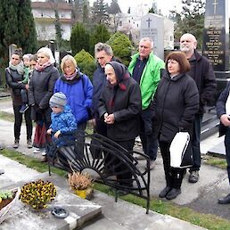 Preloška delegacija na grobu Ančice Katzianer ob drugi obletnici njene smrti; prvi z desne Manfred Katzianer; foto Ivan Starešinič