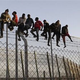 Ograja ob meji učinkovito zaustavlja ubežnike: ''Zaradi ograje se je obrnilo na tisoče begunčkov!''