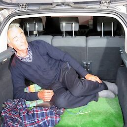 G. Moravec je Dragani Stanković (Dnevnik) pokazal, kako so ga stlačili v prtljažnik vozila.