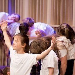 Otroški pevski zbor Muzikalčki Glasbene šole Črnomelj. Zborovodkinja Judita Ilenič, pri klavirju Andrej Kunič