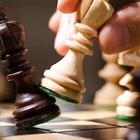 Reprezentanca v živem šahu je v krizi: Na šahovnici pijejo, padajo in sploh ne vedo, kaj počnejo!