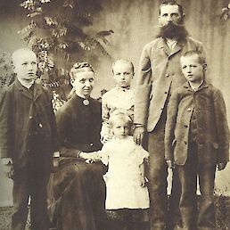 Zupančičevi v Dragatušu: sin Oton, mati Ana, hči Mimica, za njo sosedova Stazika, oče Franc in sin Otokar, 1889–91; foto Dragutin Žagar; iz arhiva Alenke Župančič