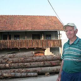 Franc Starešinič pred hišo v Žuničih, kjer je med drugo svetovno vojno bivala italijanska posadka. Žuniči, 10. junij 2019. Foto Božidar Flajšman