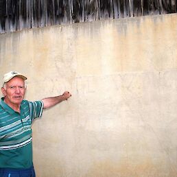 Franc Starešinič pred zidom v Žuničih, kjer je še viden italijanski napis Vinceremo. Žuniči, 10. junij 2019. Foto Božidar Flajšman.