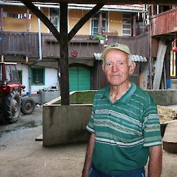 Franc Starešinič na dvorišču rojstne hiše. Žuniči, 10. junij 2019. Foto Božidar Flajšman