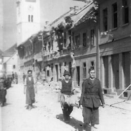 Reševalci odnašajo odkrito truplo. Črnomelj po bombardiranju 4. oktobra 1943. Foto Ivan Pirnat, original hrani Belokranjski muzej Metlika.