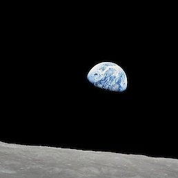 Pisalo se je leto 1968, ko so astronavti misije Apollo 8 posneli tole fotografijo, Zemljin vzhod (Earthrise). Takrat je vesoljske odprave spremljalo stotine milijonov ljudi. Nekateri so to spremljali osebno, kot tudi tokratni intervjuvanec Anton Mavretič,