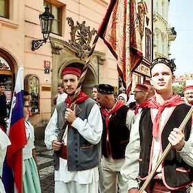 Starotrški folkloristi na praških ulicah