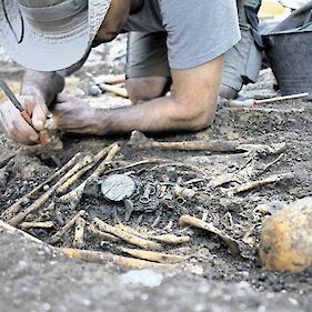 Izkopana okostja prednikov bodo pokopali v kostnici