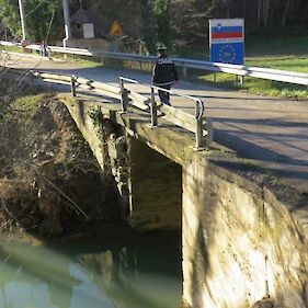 Most med Hrvaško in Slovenijo pri Metliki