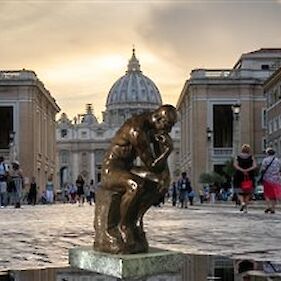 V Vatikanu odkrili nov bronasti kip! Posvečen je vsem beguncem, ogledati pa si ga je prišla tudi družina Romski