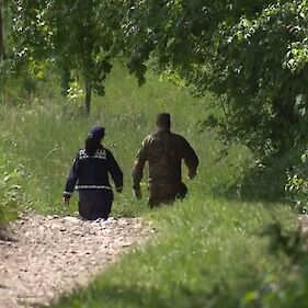 Večja skupina prebežnikov pri Črnomlju nezakonito vstopila v državo, policisti nekatere še iščejo