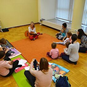Prva glasbena delavnica za starše z dojenčki in malčki 2019/2020 v Knjižnici Črnomelj