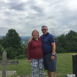 Lydia Boljkovac z možem Shawnom; pri cerkvi sv. Trojice na Preloki 13. 7. 2019; foto Ana Starešinič