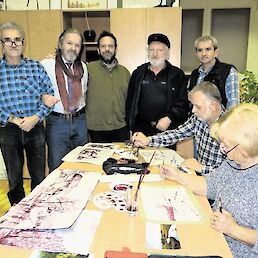 Sedem umetnikov iz Slovenije in Hrvaške je v Adlešičih že peto leto zapored obujalo starodavno tehniko vinorelov. (Foto: Dragana Stanković)