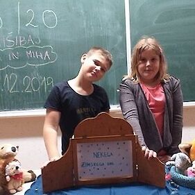 »Kamišibajkarja« Kaja Blažina in Miha Kovač navdušila otroke na podružnični šoli Adlešiči in učence 4. razredov OŠ Loka