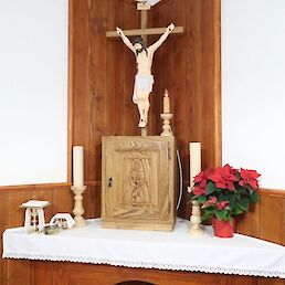 Oltarček z osrednjimi krščanskimi simboli je izdelan iz akacijevega lesa