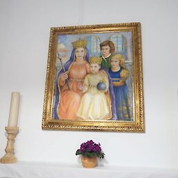 Osrednja slika "Marija kraljica družin": Marija s sinom Jezusom in še dvema otrokoma