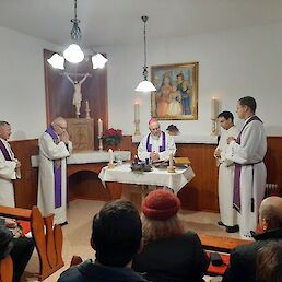Slovesnost ob blagoslovitvi je vodil novomeški škof msgr. Andrej Glavan, ob navzočnosti župnikov Jožeta Pavlakoviča in Vinka Gune