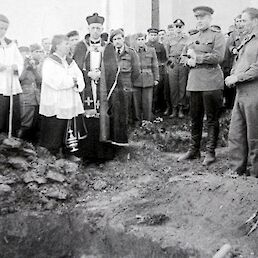 Jože Žabkar ob pokopu britanskih pilotov v Črnomlju