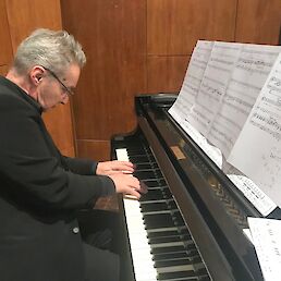 Andrej Kunič, klavirska spremljava zbora ...