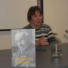 Pesnikova vnukinja dr. Alenka Župančič ob predstavitvi knjige v Vinici