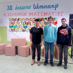 Tilen Šetina, prof., Vid Kavčič, 2. aG, in Anže Rom, 4. aG, pred pričetkom tekmovanja
