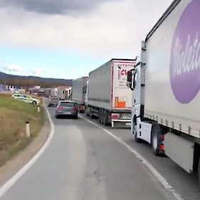 V Metliki povečan promet tovornih vozil
