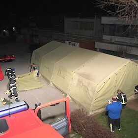Pred ZD Črnomelj postavljen šotor za izolacijo