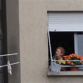 Magda v izolaciji na balkonu: ''Edina dobra stvar pri tej grozi je pa mir! To se človek tako spočije''
