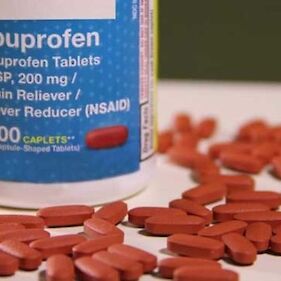 Ali lahko ibuprofen poslabša potek bolezni covid-19?