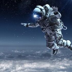 Inštruktor hoje po vesolju svetuje astronavtu: ''Ostani gor, tle imamo težave z občinami!''