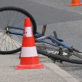 V nesreči poškodovan kolesar