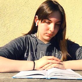Sedmošolka Anja Tomanič uživa tudi ob branju dobre knjige