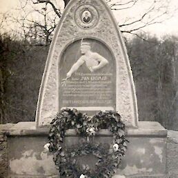 Nagrobnik Ivana Kromarja na pokopališču v Vojni vasi