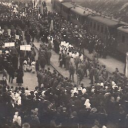 Množica ljudi na železniški postaji v Črnomlju