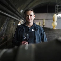 Glavni enolog metliške kleti Jure Štalcar poudarja, da se metliška črnina razvija kakovostno in v skladu z vinarskimi trendi.
