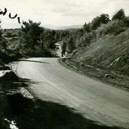 Pogled na 1964 asfaltirano cesto Metlika–Črnomelj.