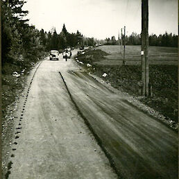 Delovišče pred Črnomljem, cesta pripravljena za polaganje asfalta in z delno položenim asfaltom, 1964.