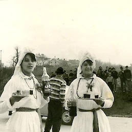 Na fotografiji sta metliški folkloristki: z leve Branka Županič in Majda Mežnaršič.