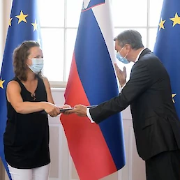 Prejemnica priznanja Maja Kuzma Ganic in predsednik republike Borut Pahor