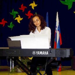 Anka Pezdirc, 1. aG, med izvajanjem skladbe River Flows in You skladatelja Yirume