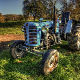 V Metliki zasegli traktor