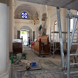 Restavratorska dela v južni ali spodnji cerkvi iz 12. ali zgodnjega 13. stoletja. Fotografiral Božidar Flajšman, Rosalnice pri Metliki, 12. avgust 2020.