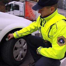Vozniki na Dolenjskem, v Posavju in Beli krajini vzorno poskrbeli za zimsko opremo vozil