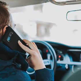 Poostreno nad uporabo telefonov med vožnjo