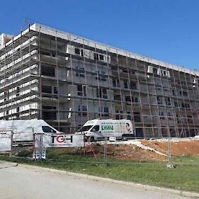 Gradnja bloka Čardak v Črnomlju poteka po planu, največji kupec stanovanj je Stanovanjski sklad RS