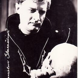 Slavni prizor iz drame: Hamletov monolog z lobanjo; foto Mario Magajna; fotografija je iz arhiva Ane Spišič, Preloka